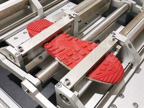 Thiết bị thử độ uốn đế giày GT-KB06 trong quy trình kiểm tra chất lượng
