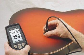Đo độ dày lớp sơn mài trên bề mặt đàn guitar