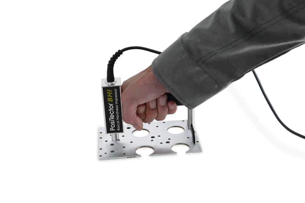 PosiTector BHI đang đo độ cứng Barcol trên nhôm