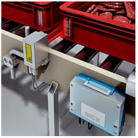 コンベアの輸送用コンテナケースのバーコードを読み取ります