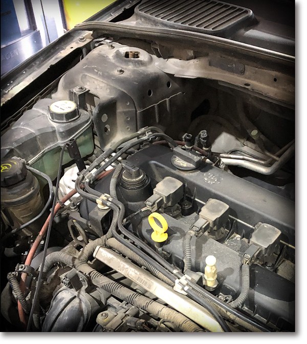 Ground clip attached to the vehicle metal belt during sensor measurement