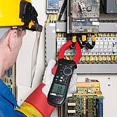 Checking for Zero Current in Solar PV Strings Before Maintenance Using the F404T Clamp Meter