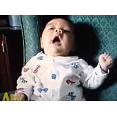 Bé hắt xì siêu hài hước