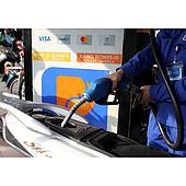 Oil prices have fluctuated sharply, undergoing multiple consecutive adjustments.